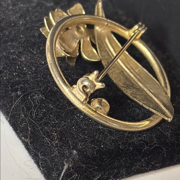 Vintage Gold Tone Circular Floral Leaf Rhinestone Brooch with Pearl Accent - Picture 5 of 6